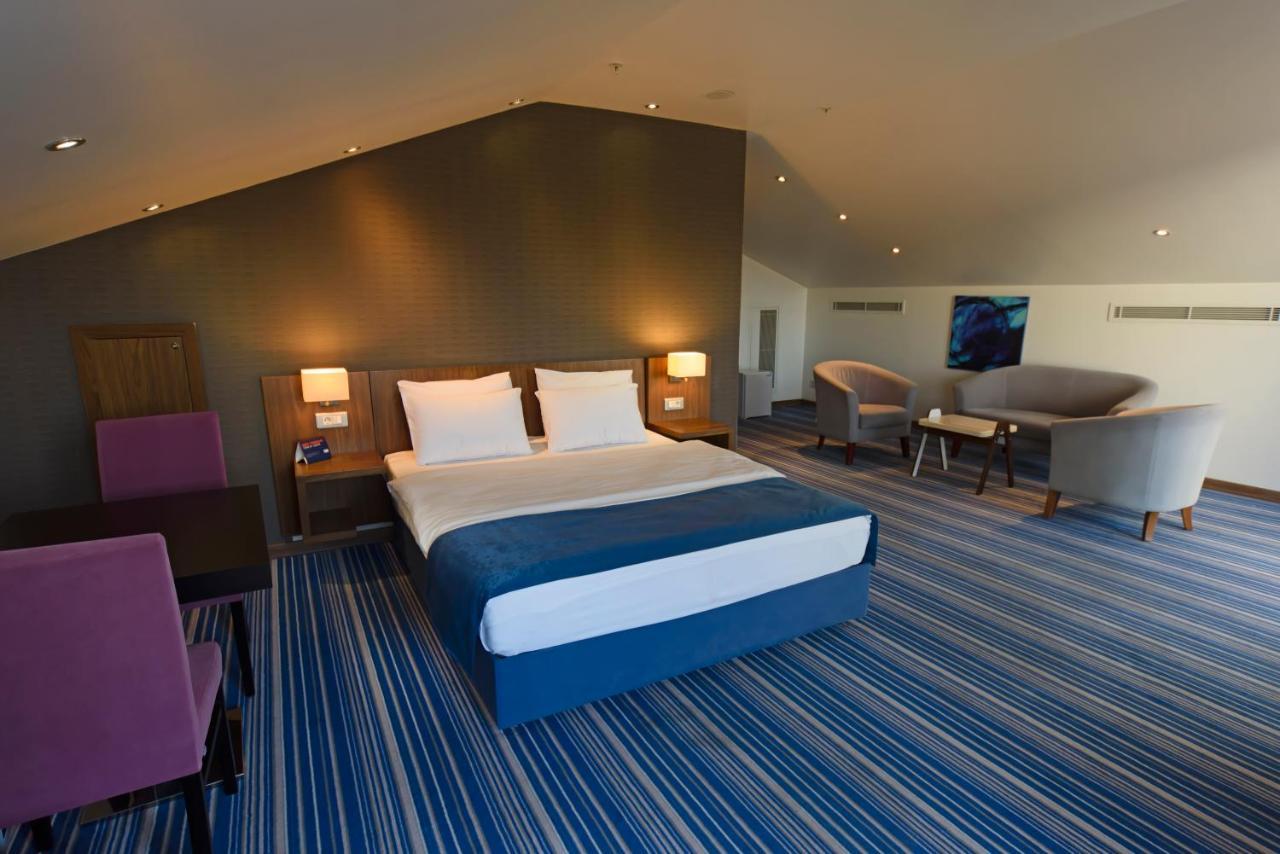 Holiday Inn Express Istanbul-Altunizade By Ihg Exterior photo