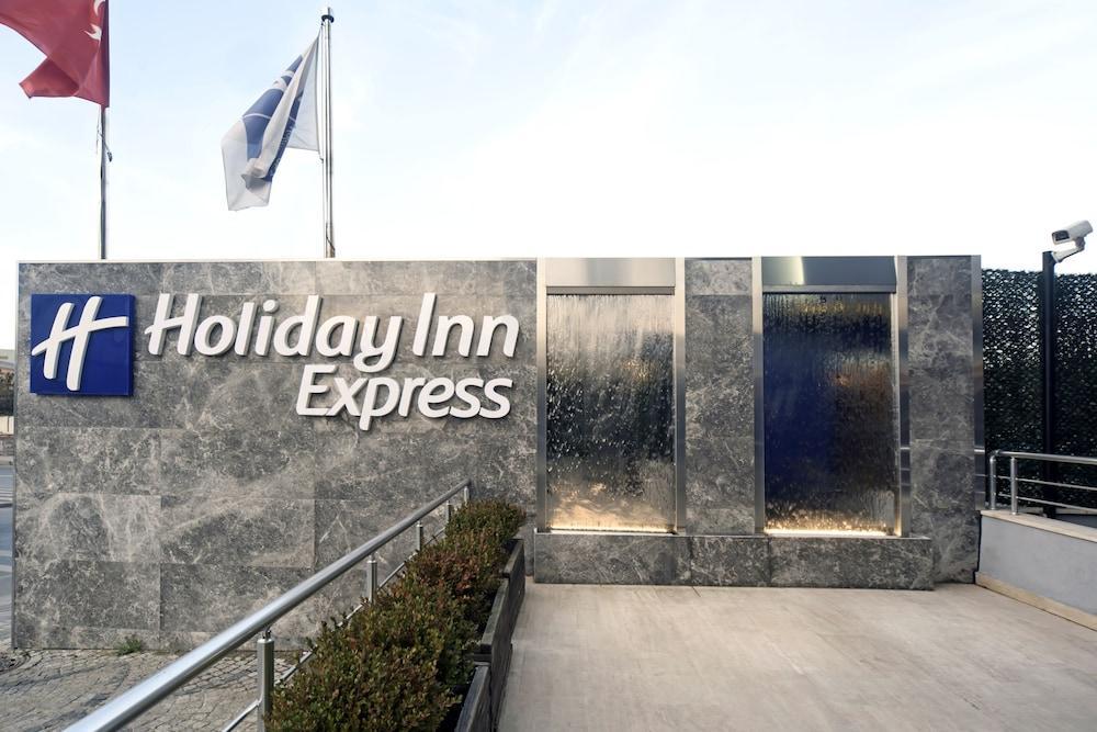 Holiday Inn Express Istanbul-Altunizade By Ihg Exterior photo
