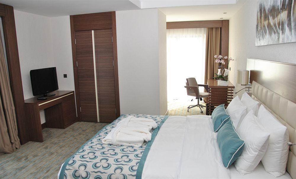 Holiday Inn Express Istanbul-Altunizade By Ihg Exterior photo