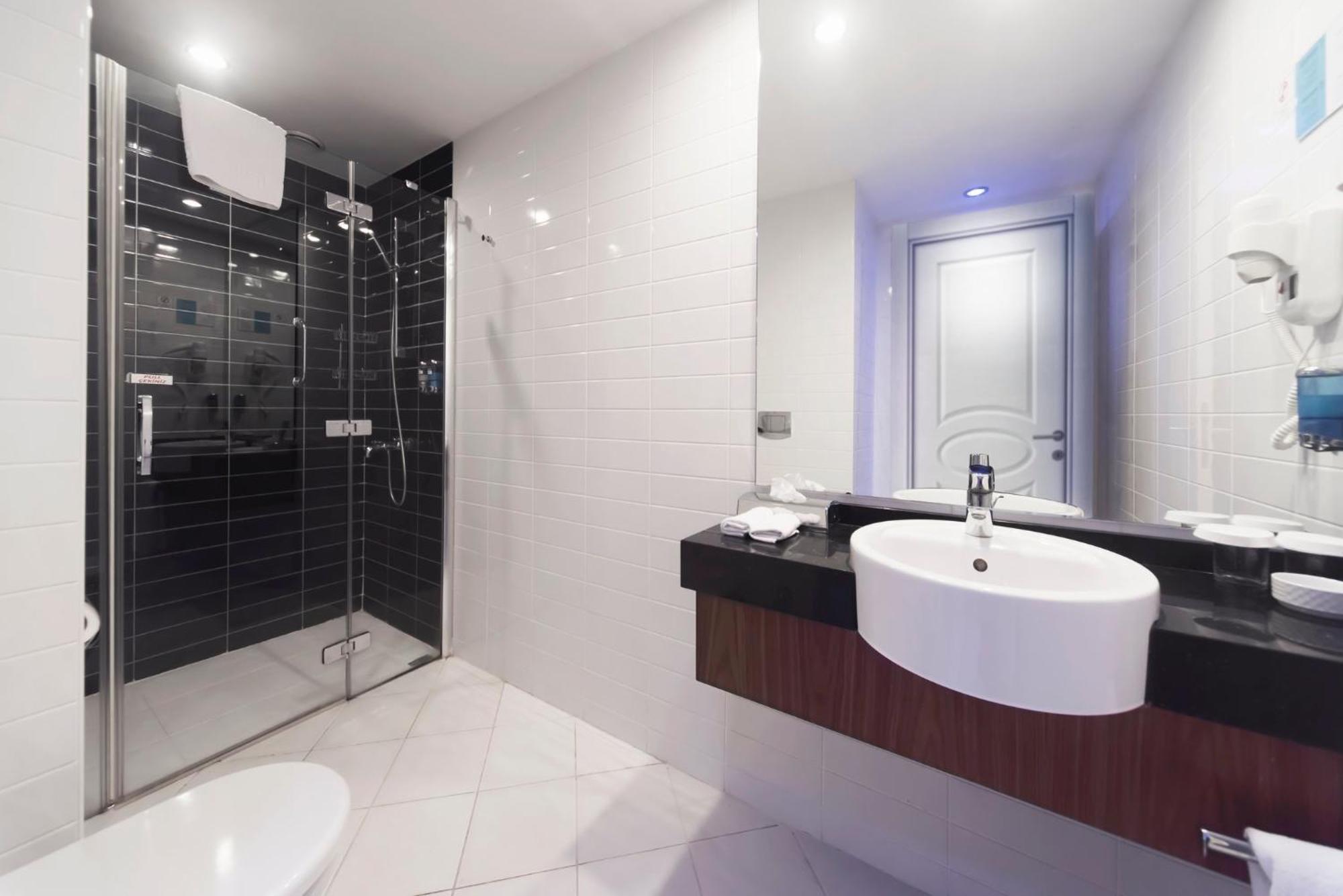 Holiday Inn Express Istanbul-Altunizade By Ihg Exterior photo