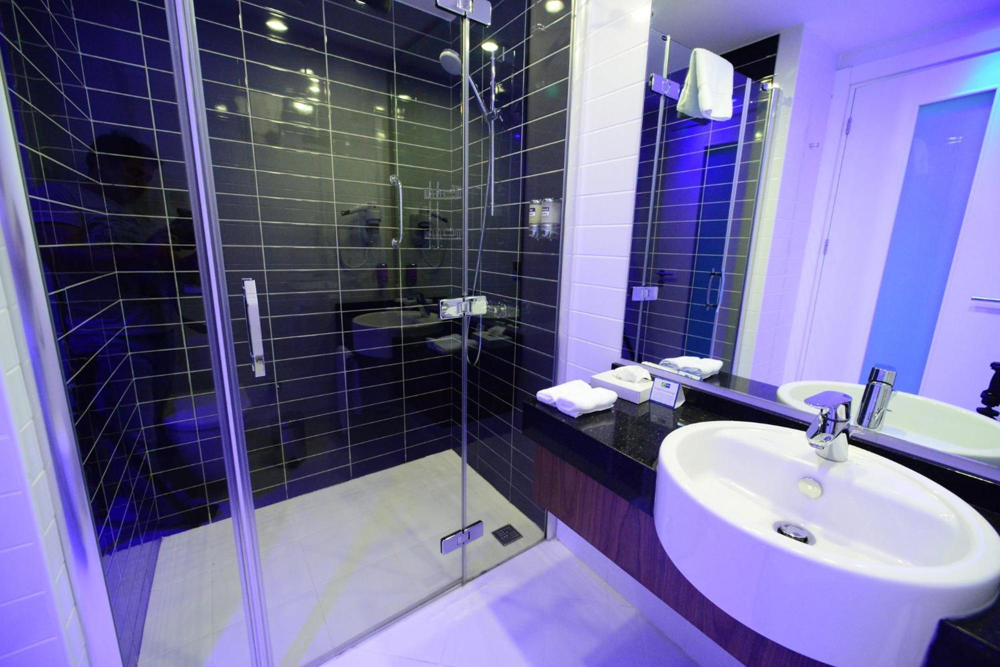 Holiday Inn Express Istanbul-Altunizade By Ihg Exterior photo