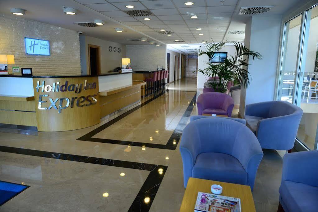 Holiday Inn Express Istanbul-Altunizade By Ihg Exterior photo