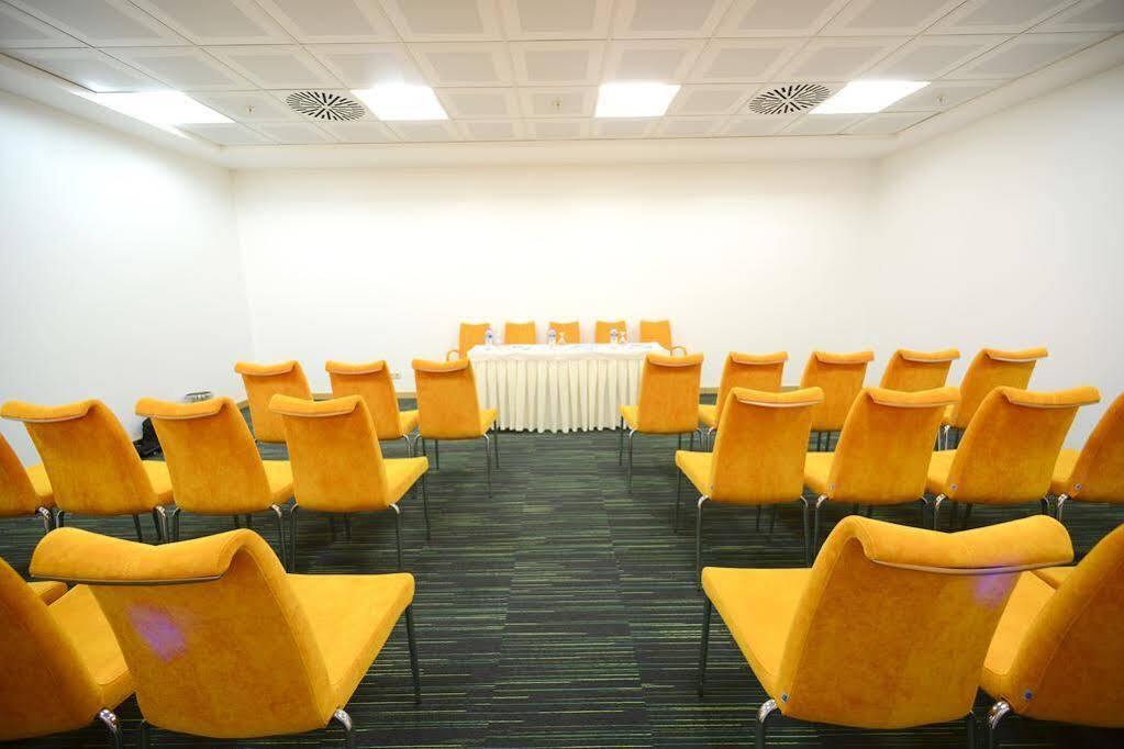 Holiday Inn Express Istanbul-Altunizade By Ihg Exterior photo